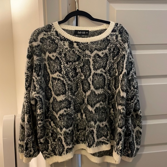 fab'rik Sweaters - OS snakeprint oversized sweater